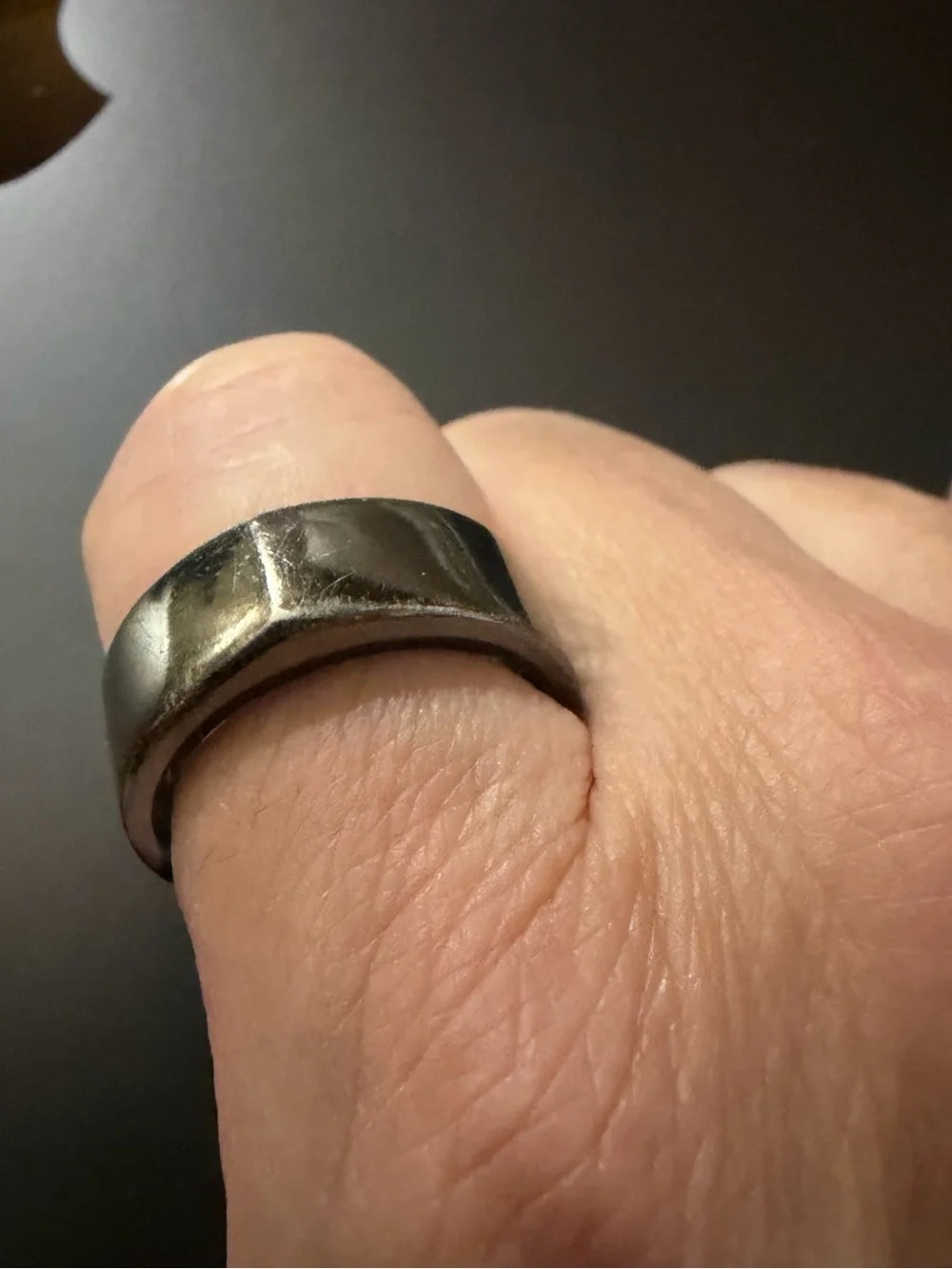 Oura Black Round Magnetic Ring Charger with White LED